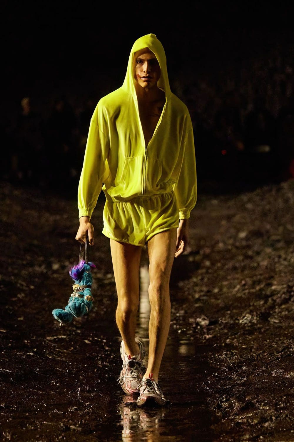 Balenciaga Frühjahr/Sommer 2023 Nuclear Mud Show Runway 13 Magazin