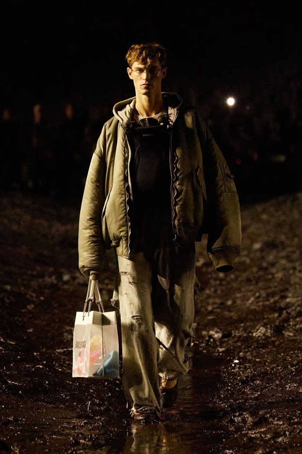 Balenciaga Frühjahr/Sommer 2023 Nuclear Mud Show Runway 14 Magazin