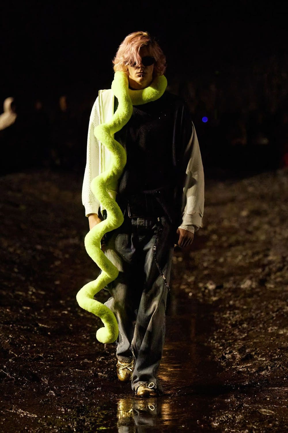 Balenciaga Frühjahr/Sommer 2023 Nuclear Mud Show Runway 19 Magazin