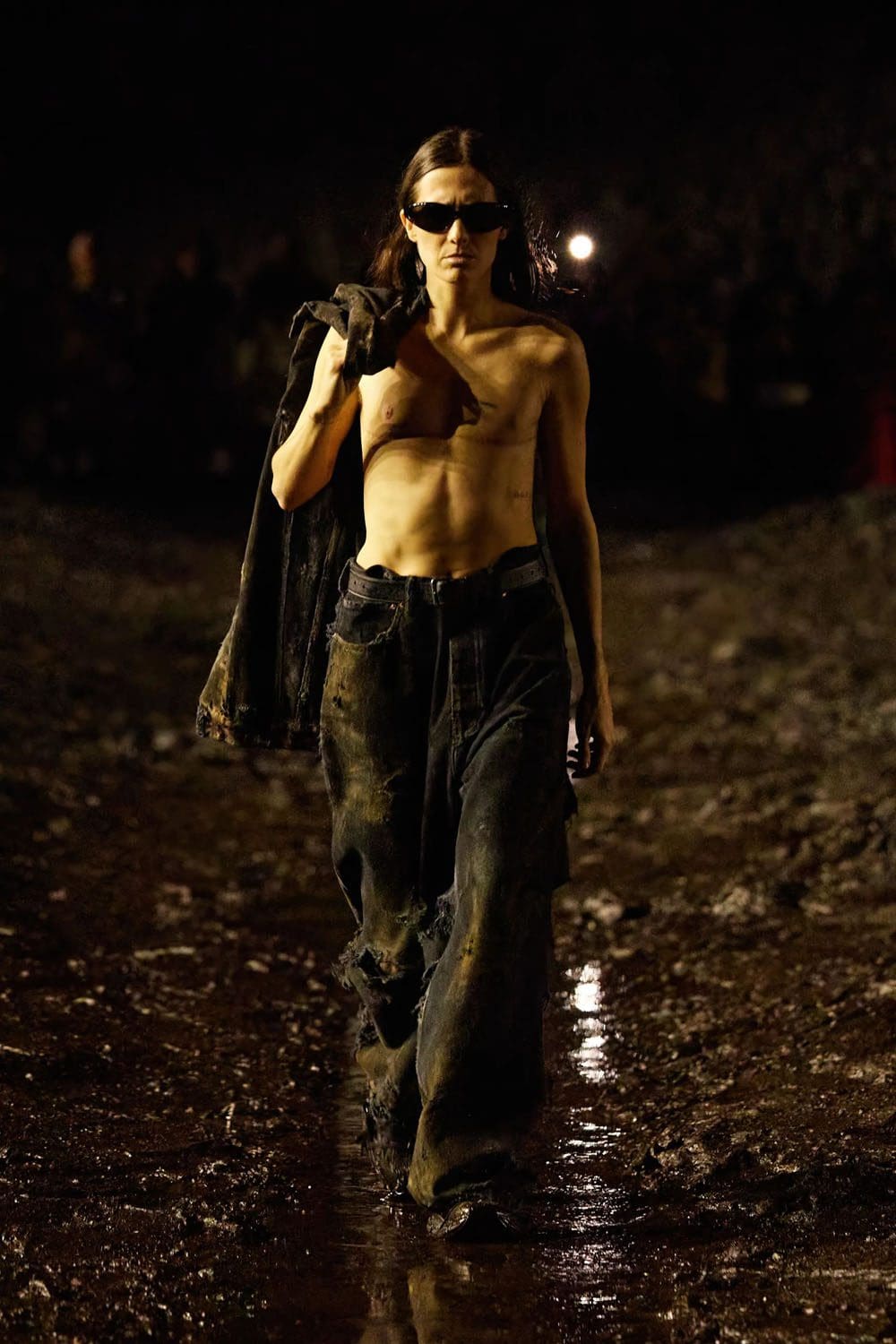 Balenciaga Frühjahr/Sommer 2023 Nuclear Mud Show Runway 2 Magazin