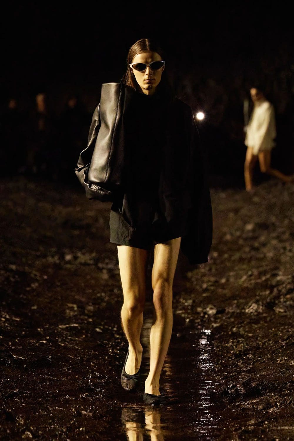 Balenciaga Frühjahr/Sommer 2023 Nuclear Mud Show Runway 25 Magazin