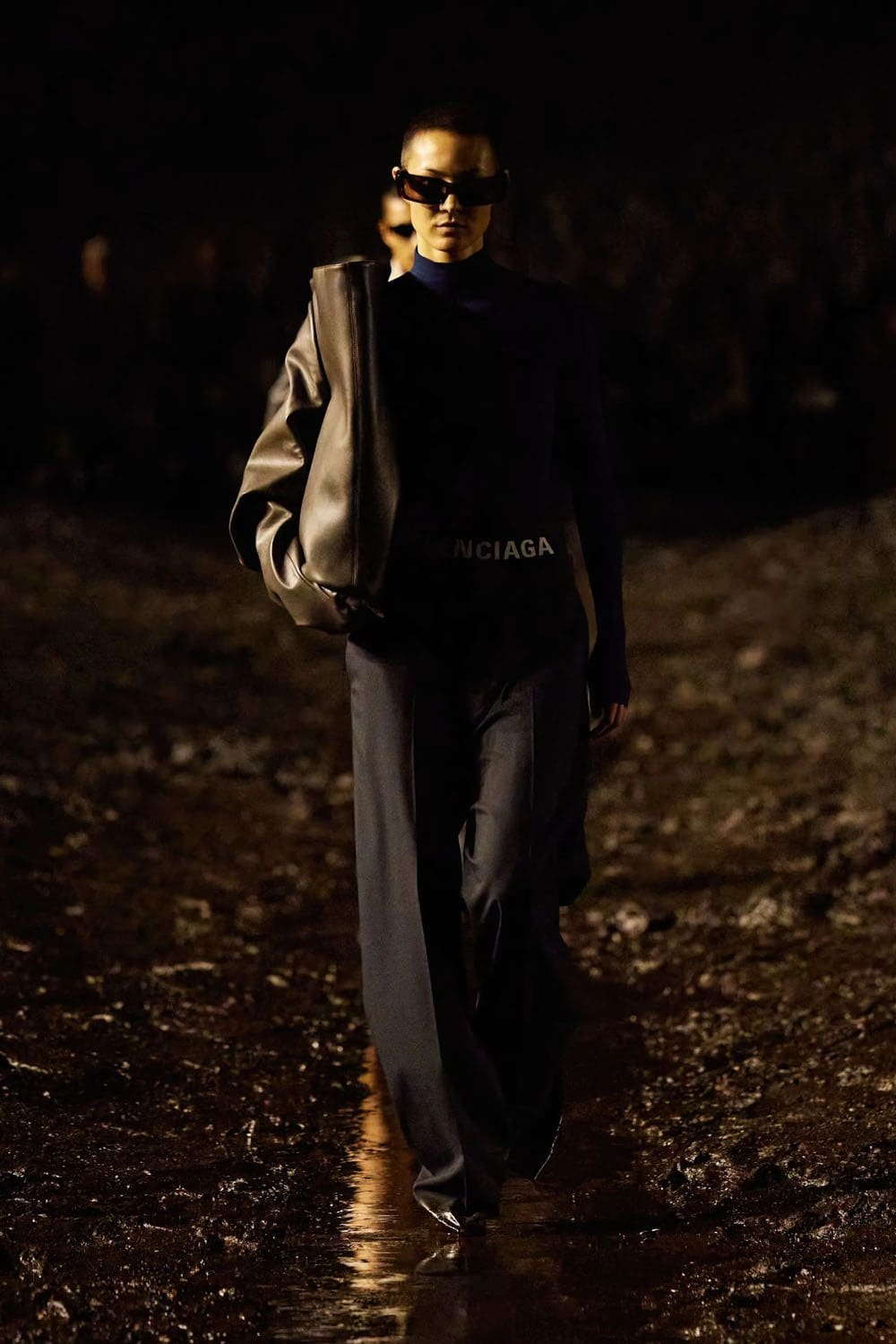 Balenciaga Frühjahr/Sommer 2023 Nuclear Mud Show Runway 26 Magazin