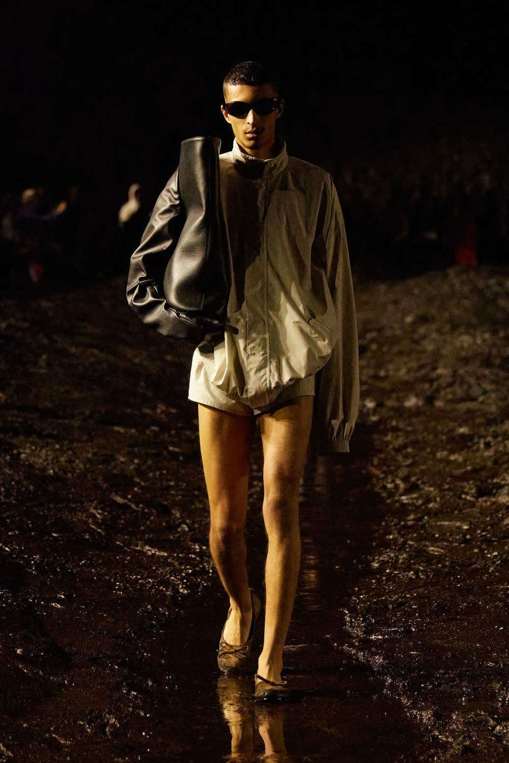 Balenciaga Frühjahr/Sommer 2023 Nuclear Mud Show Runway 27 Magazin
