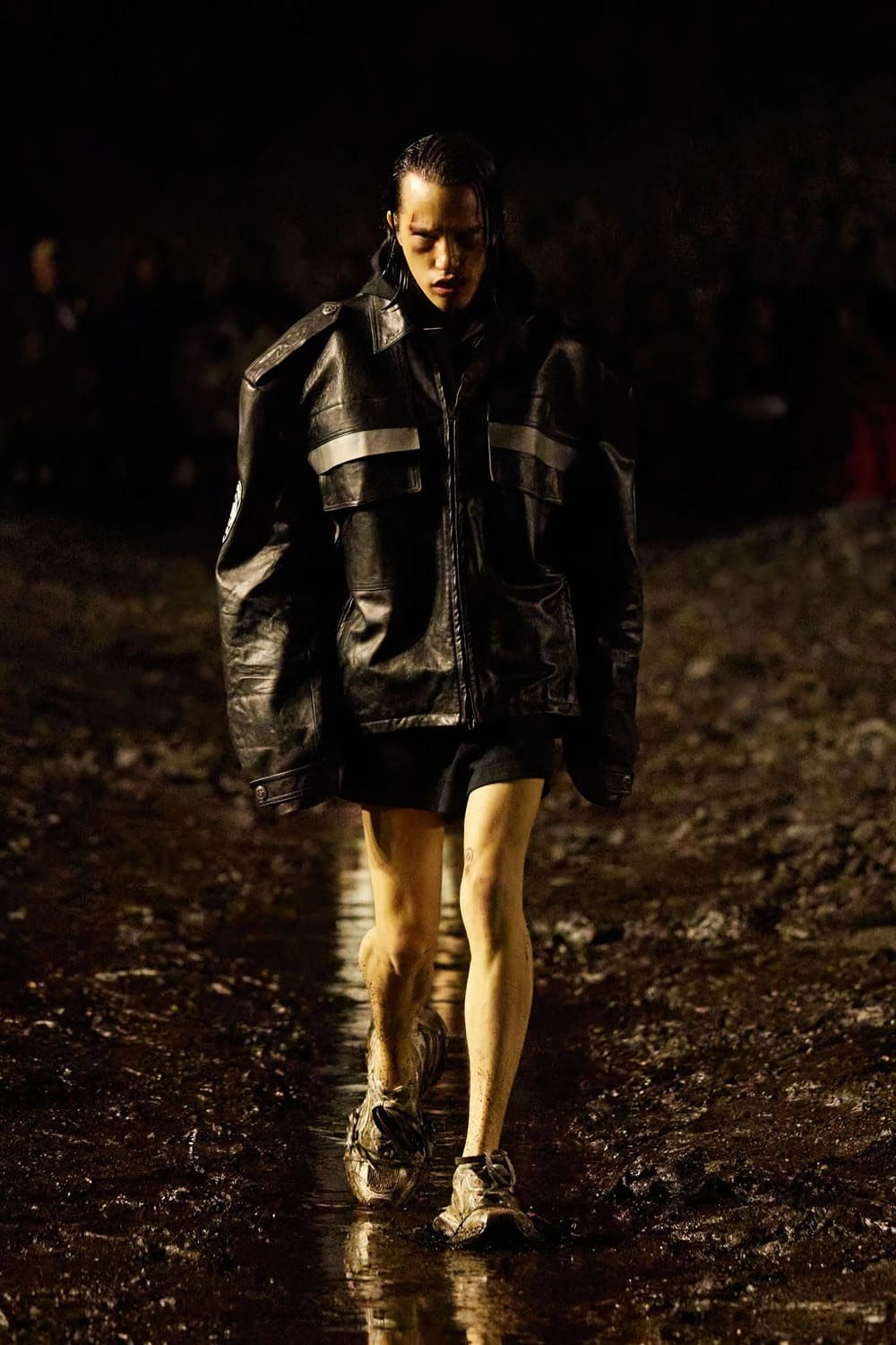 Balenciaga Frühjahr/Sommer 2023 Nuclear Mud Show Runway 3 Magazin