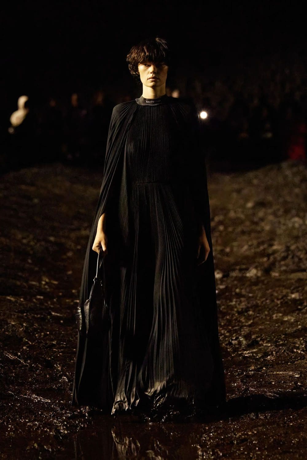Balenciaga Frühjahr/Sommer 2023 Nuclear Mud Show Runway 32 Magazin
