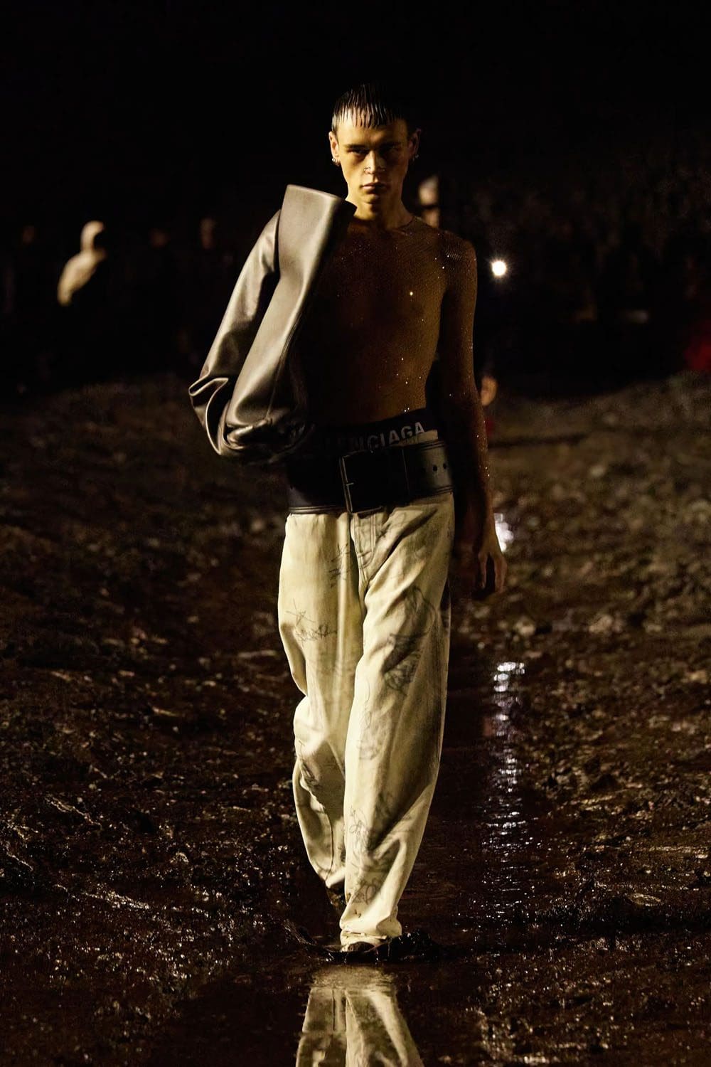Balenciaga Frühjahr/Sommer 2023 Nuclear Mud Show Runway 33 Magazin