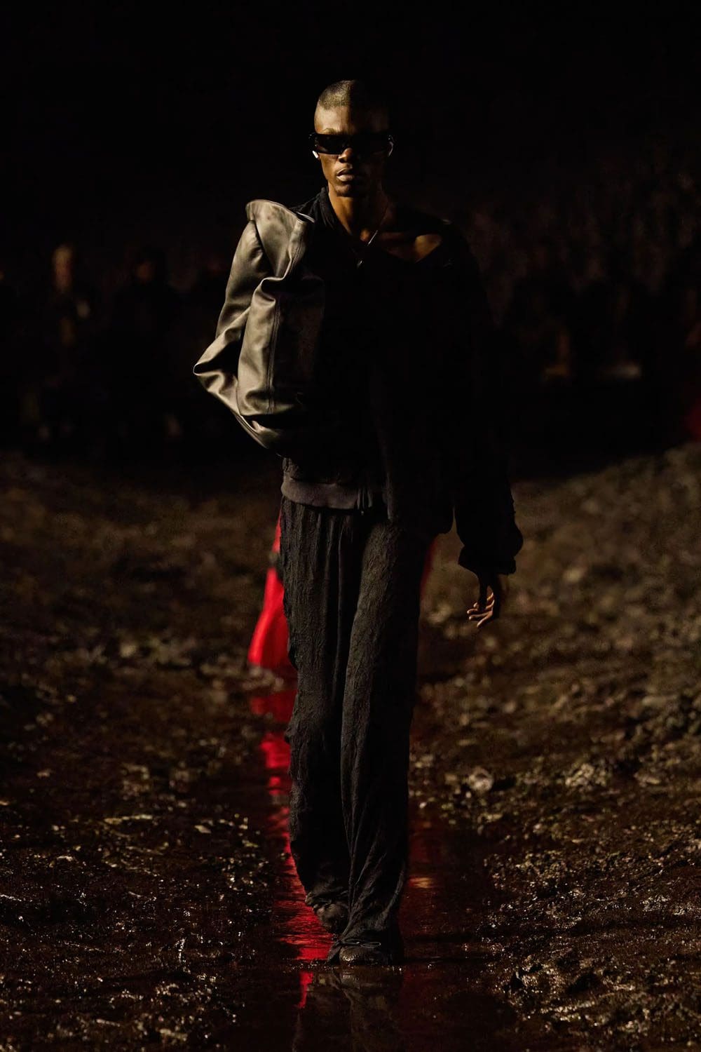 Balenciaga Frühjahr/Sommer 2023 Nuclear Mud Show Runway 34 Magazin