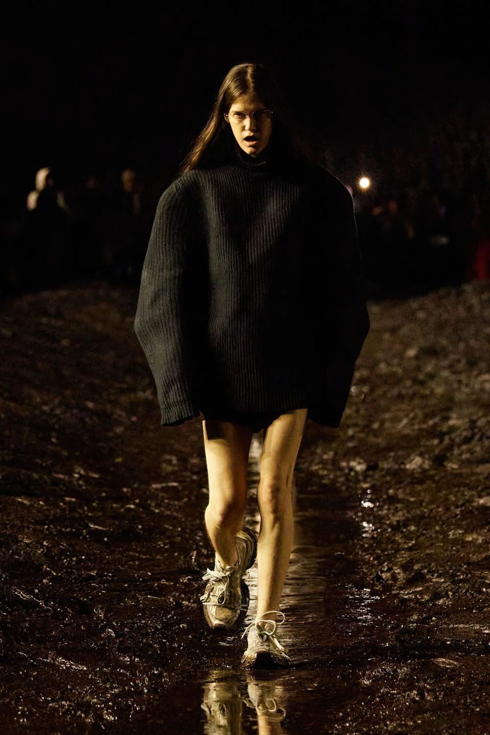 Balenciaga Frühjahr/Sommer 2023 Nuclear Mud Show Runway 4 Magazin