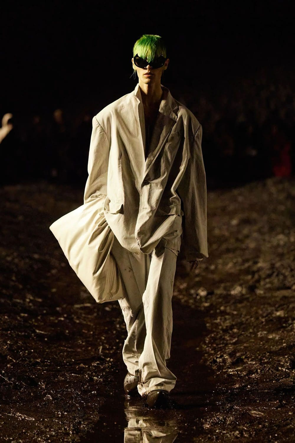 Balenciaga Frühjahr/Sommer 2023 Nuclear Mud Show Runway 52 Magazin