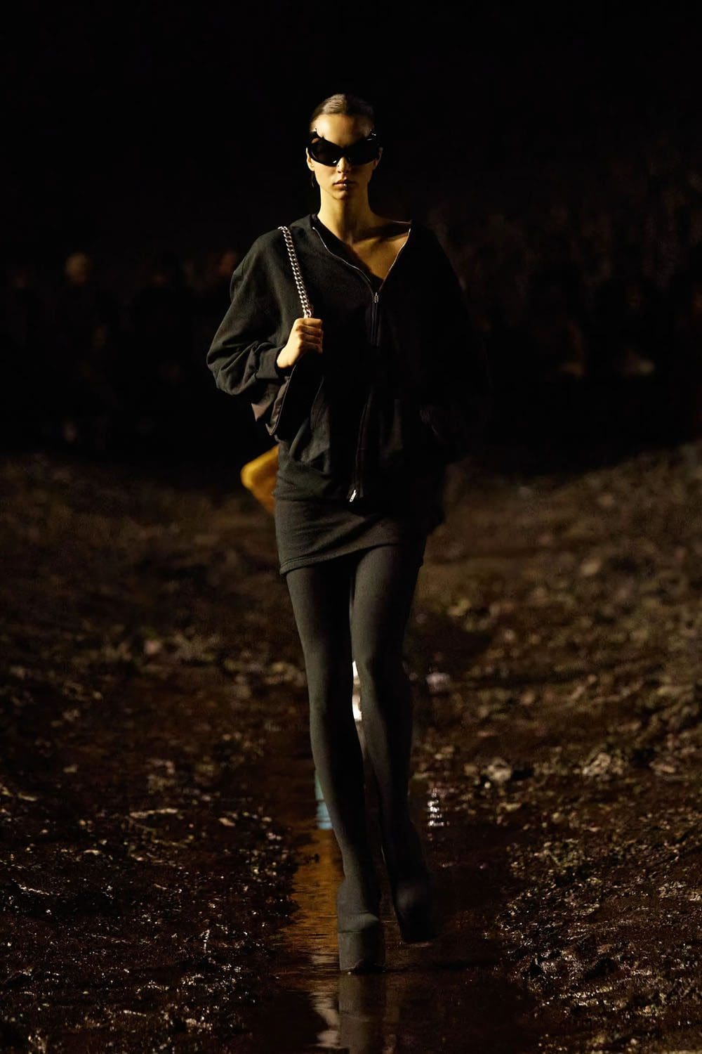 Balenciaga Frühjahr/Sommer 2023 Nuclear Mud Show Runway 53 Magazin