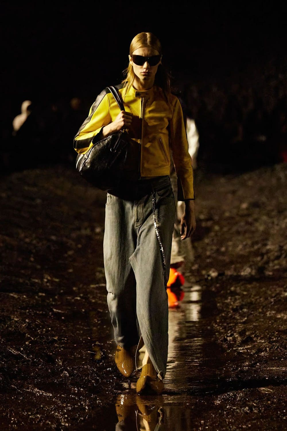 Balenciaga Frühjahr/Sommer 2023 Nuclear Mud Show Runway 58 Magazin