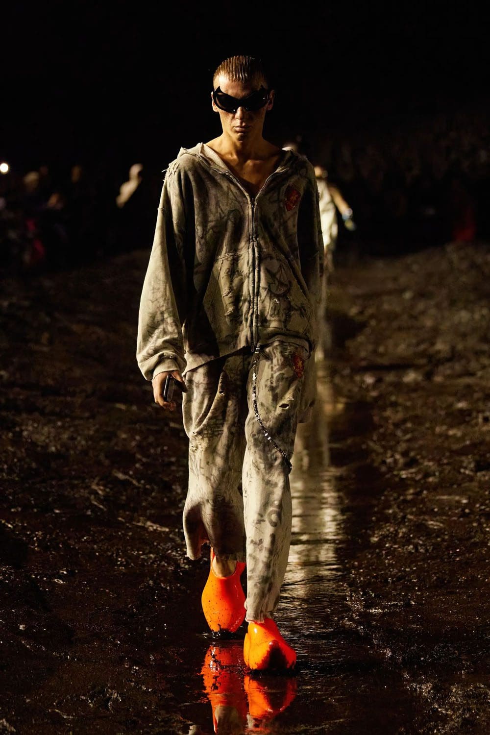 Balenciaga Frühjahr/Sommer 2023 Nuclear Mud Show Runway 59 Magazin