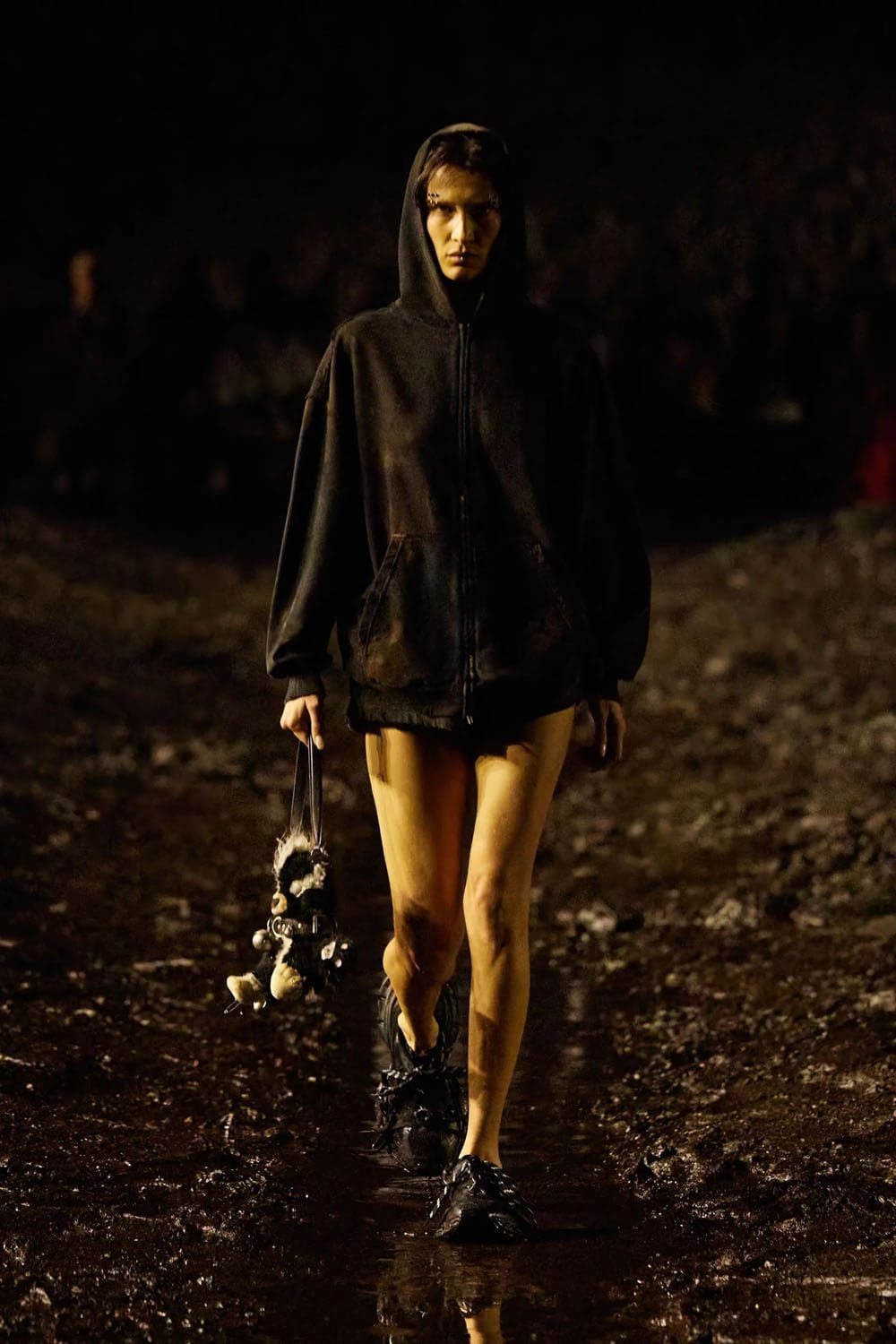 Balenciaga Frühjahr/Sommer 2023 Nuclear Mud Show Runway 7 Magazin