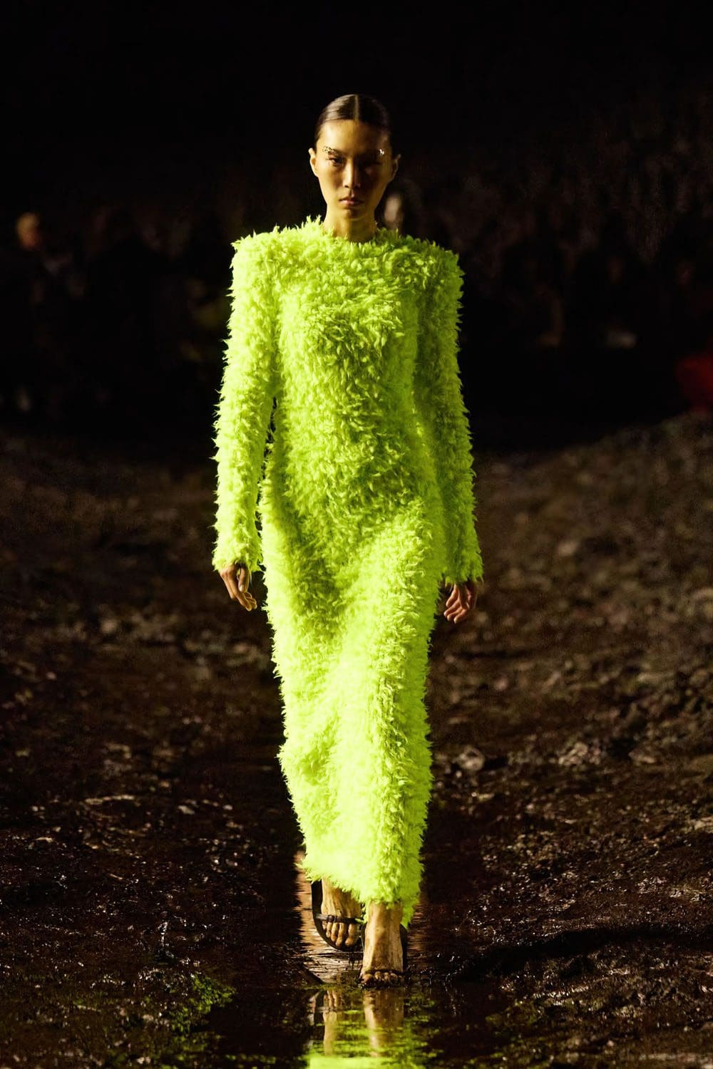 Balenciaga Frühjahr/Sommer 2023 Nuclear Mud Show Runway 70 Magazin