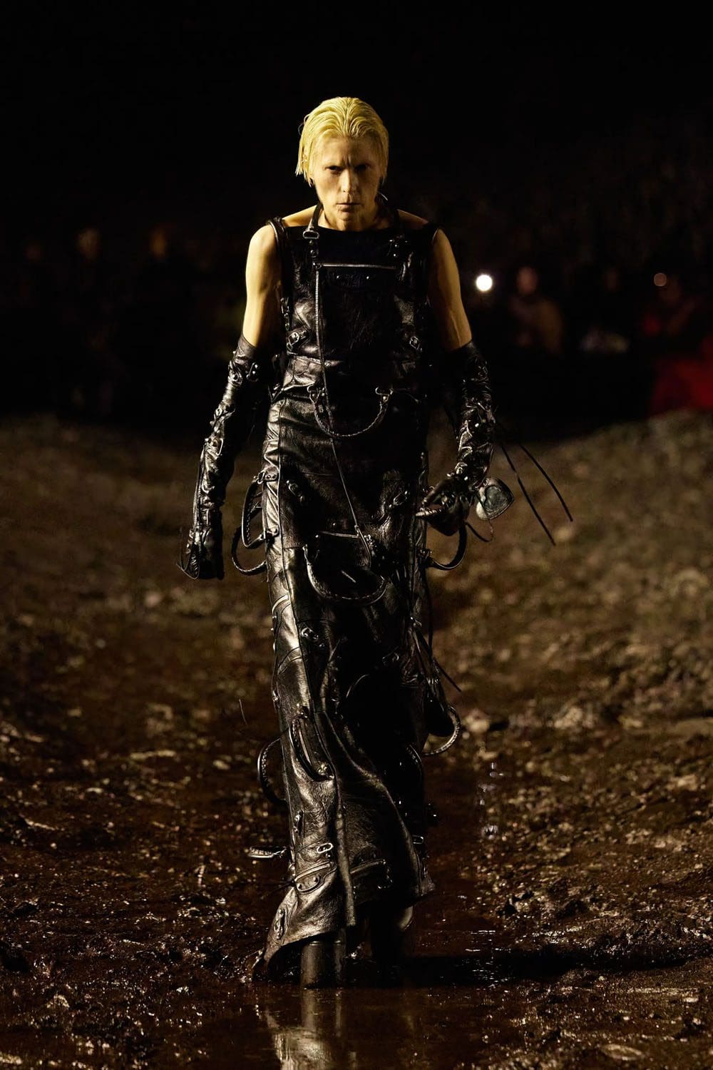 Balenciaga Frühjahr/Sommer 2023 Nuclear Mud Show Runway 75 Magazin