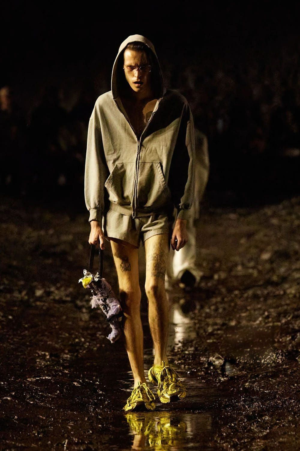 Balenciaga Frühjahr/Sommer 2023 Nuclear Mud Show Runway 9 Magazin