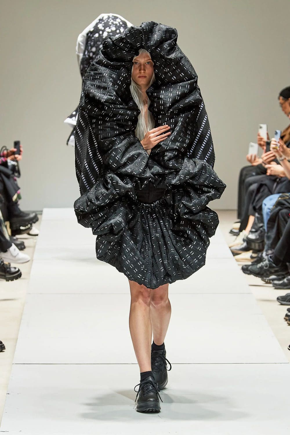 Comme des Garcons春夏2023 Runway 2杂志