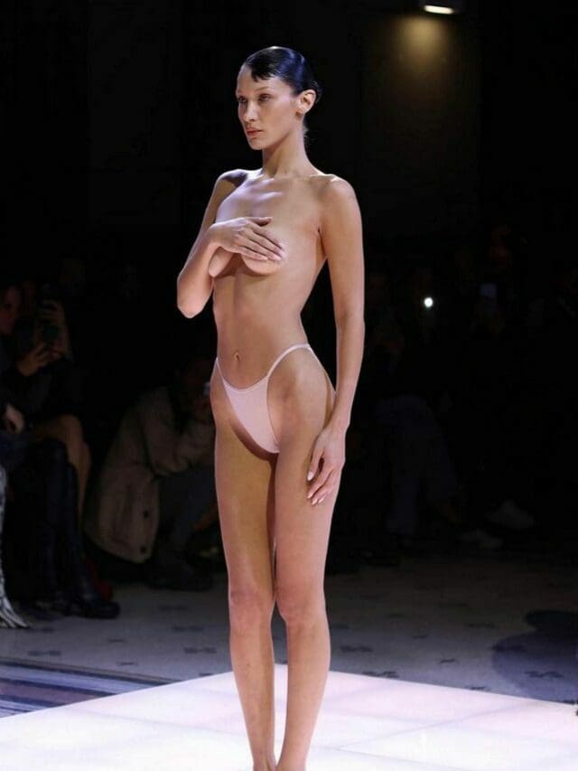 Bella Hadid zog sich in Paris aus Runway