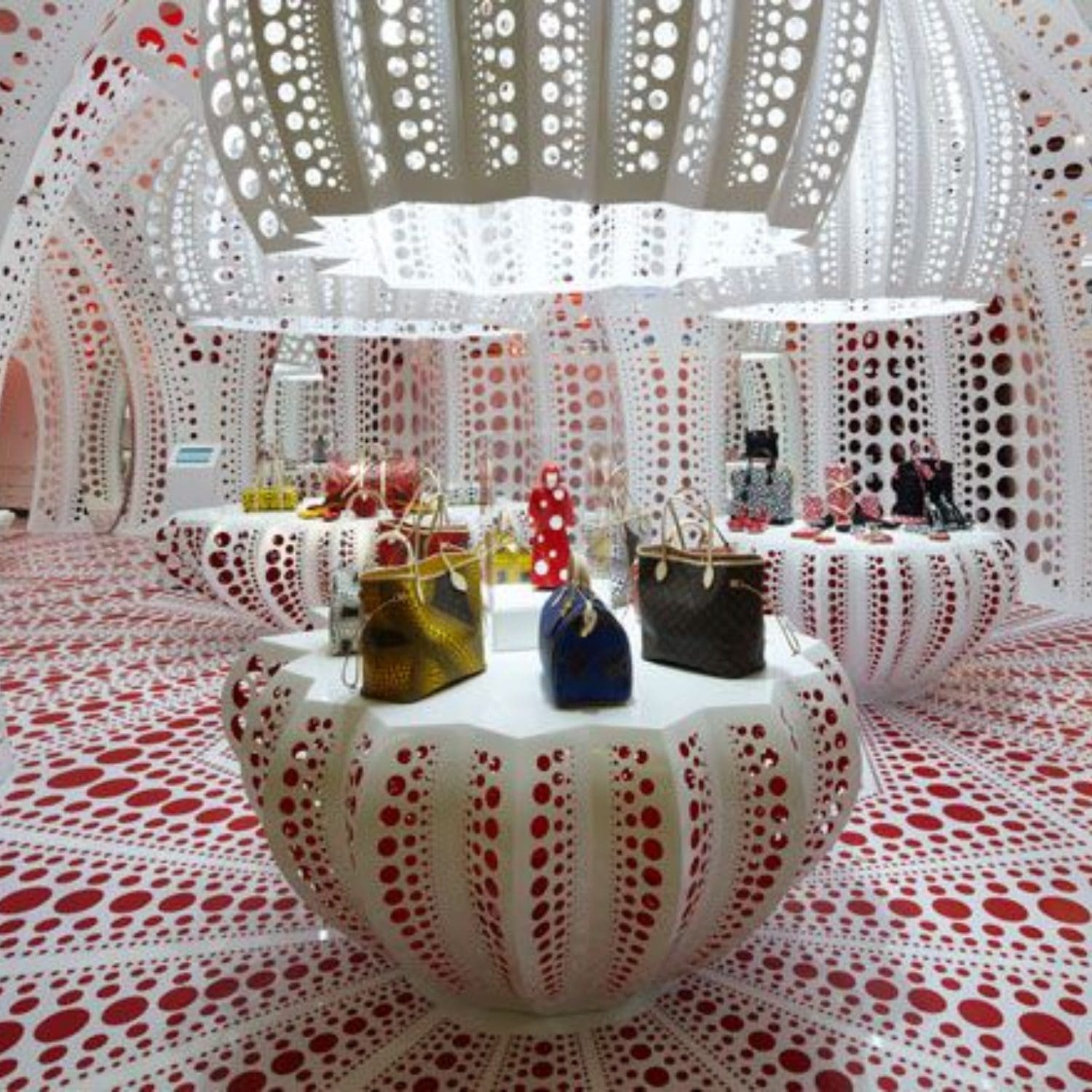 8 collection capsule Louis Vuitton x artiste japonaise Yayoi Kusama 2023 Runway Magazine