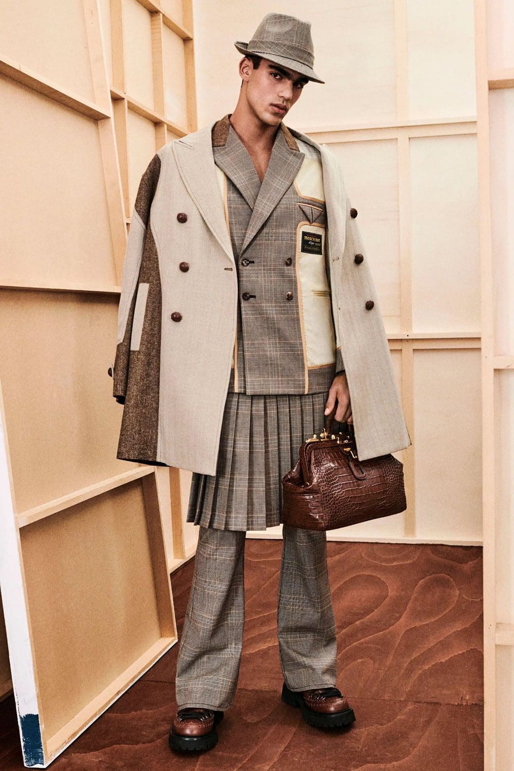 モスキーノ プレフォール 2023 Runway 雑誌19