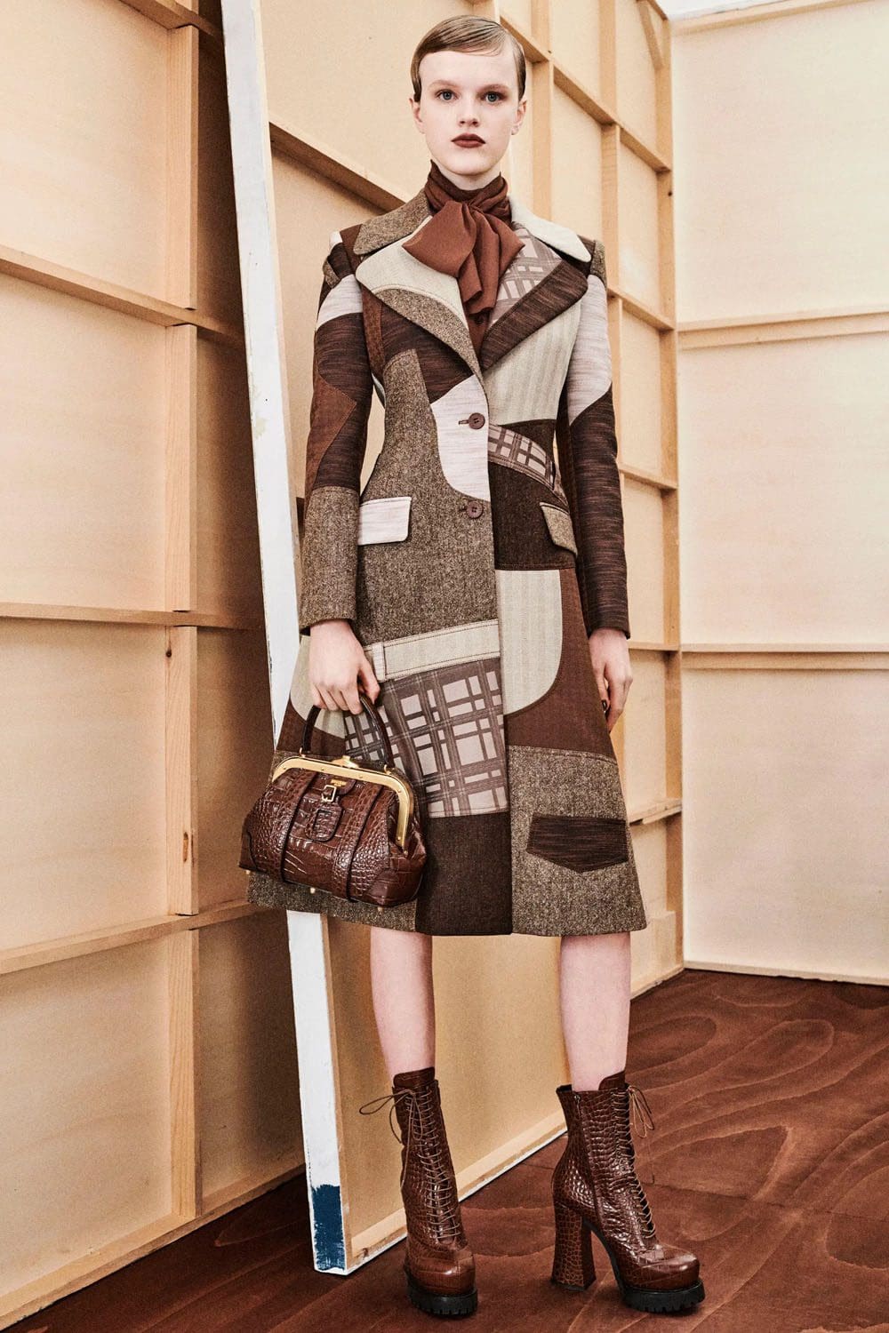 モスキーノ プレフォール 2023 Runway 雑誌2