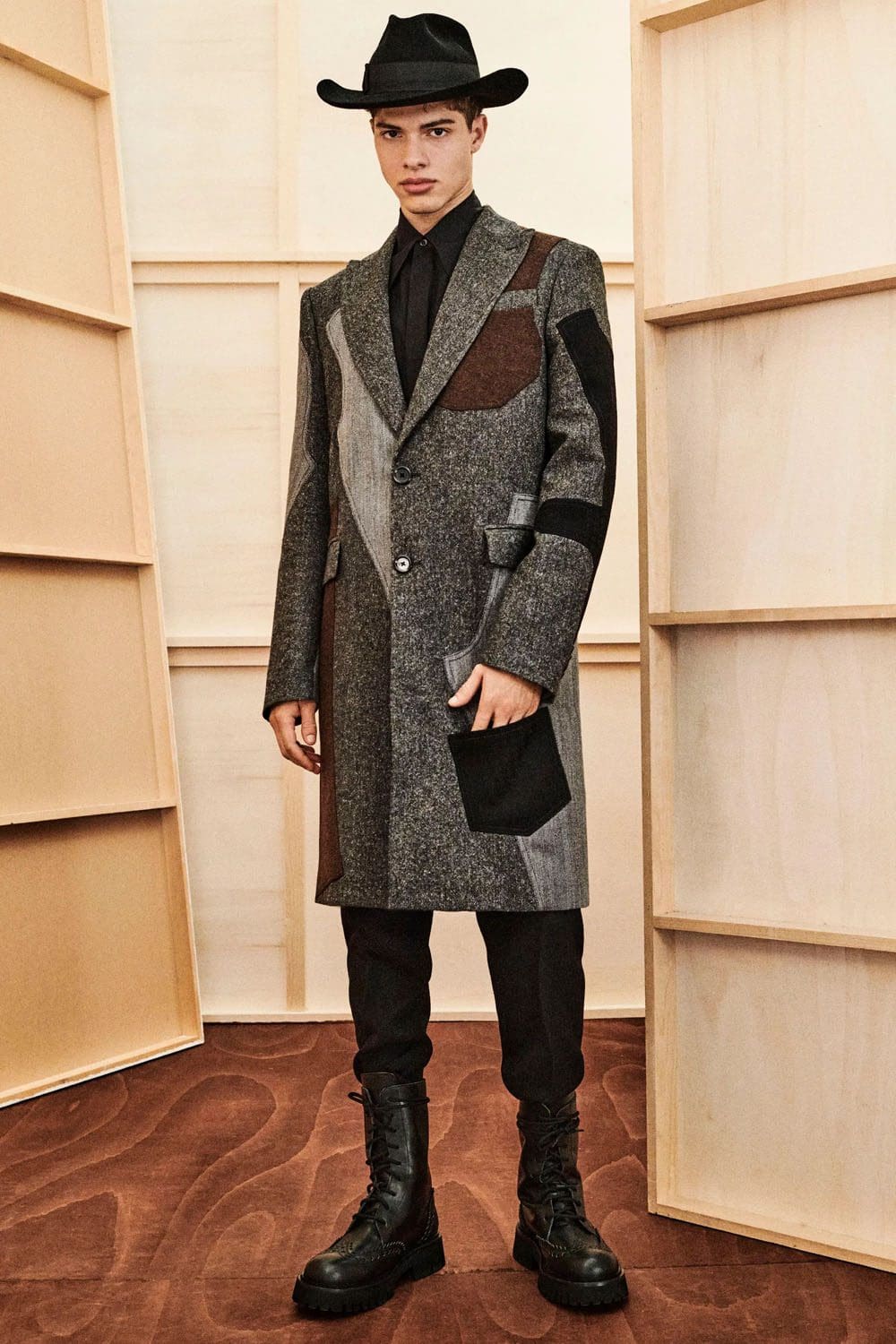 モスキーノ プレフォール 2023 Runway 雑誌24