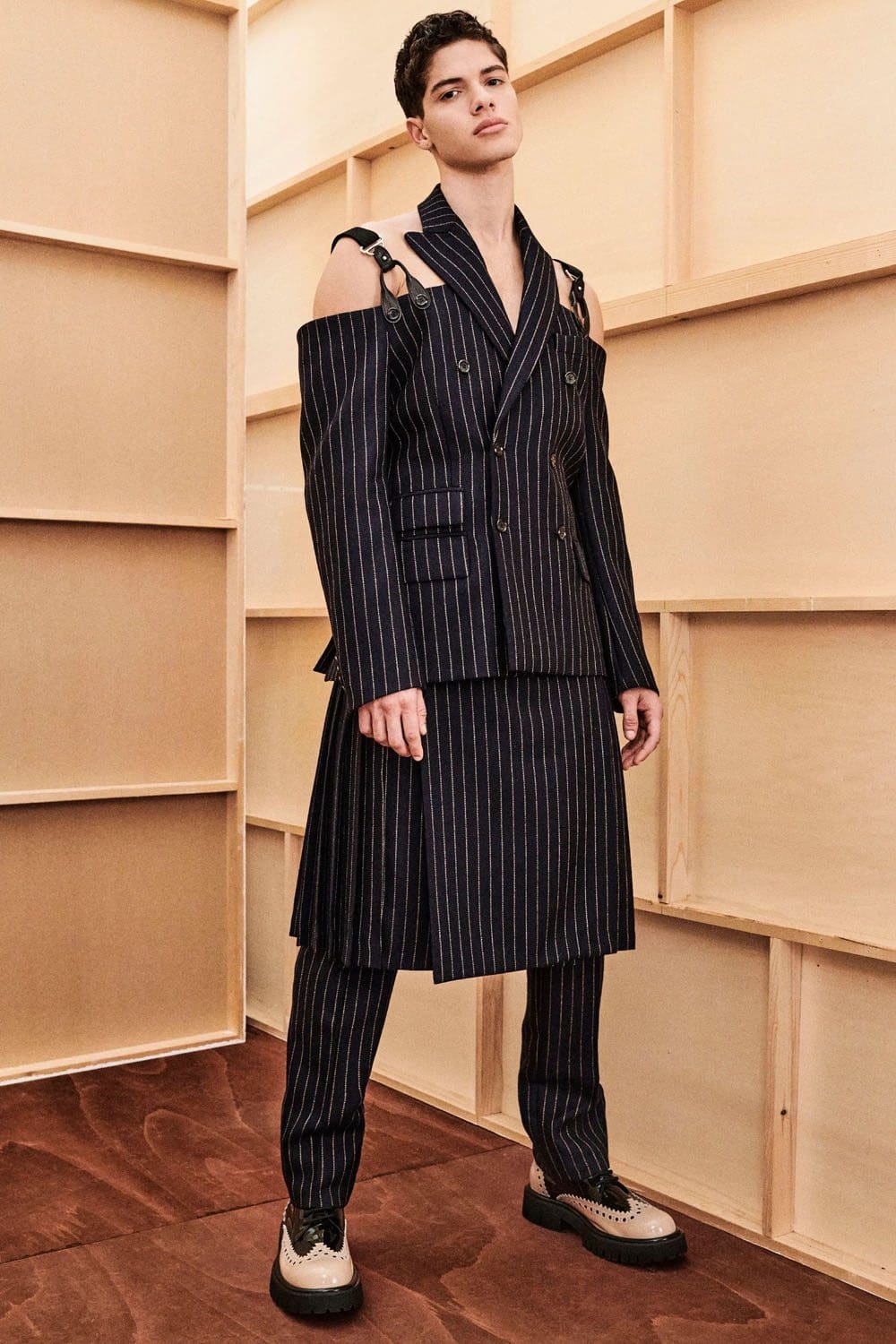 モスキーノ プレフォール 2023 Runway 雑誌44