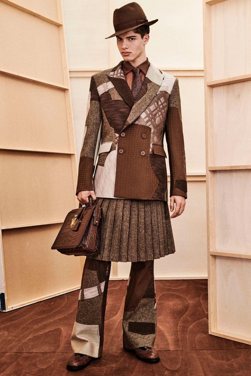 モスキーノ プレフォール 2023 Runway 雑誌5