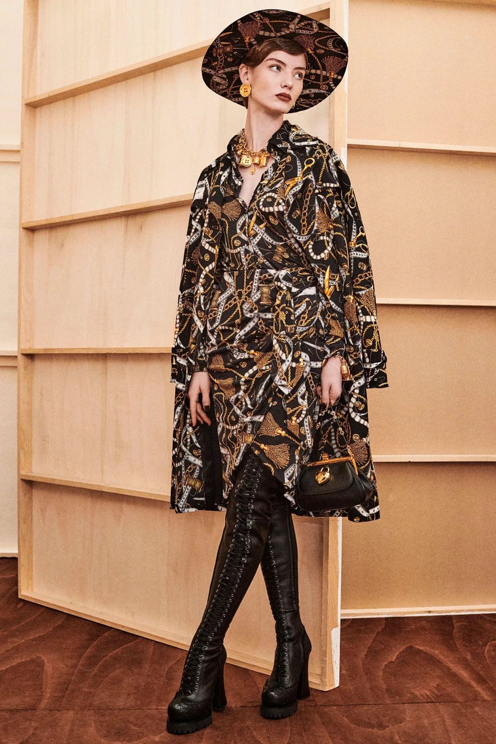 モスキーノ プレフォール 2023 Runway 雑誌54