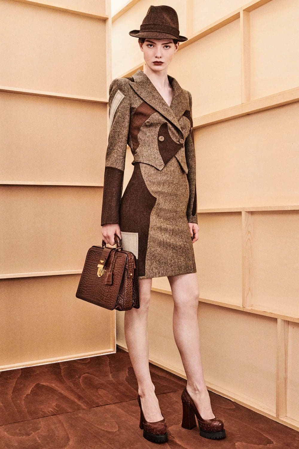 モスキーノ プレフォール 2023 Runway 雑誌9