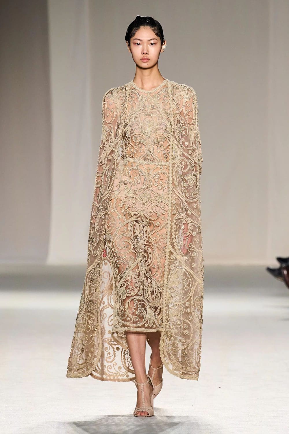 Elie Saab Haute Couture Весна-Лето 2023 Runway Журнал 1