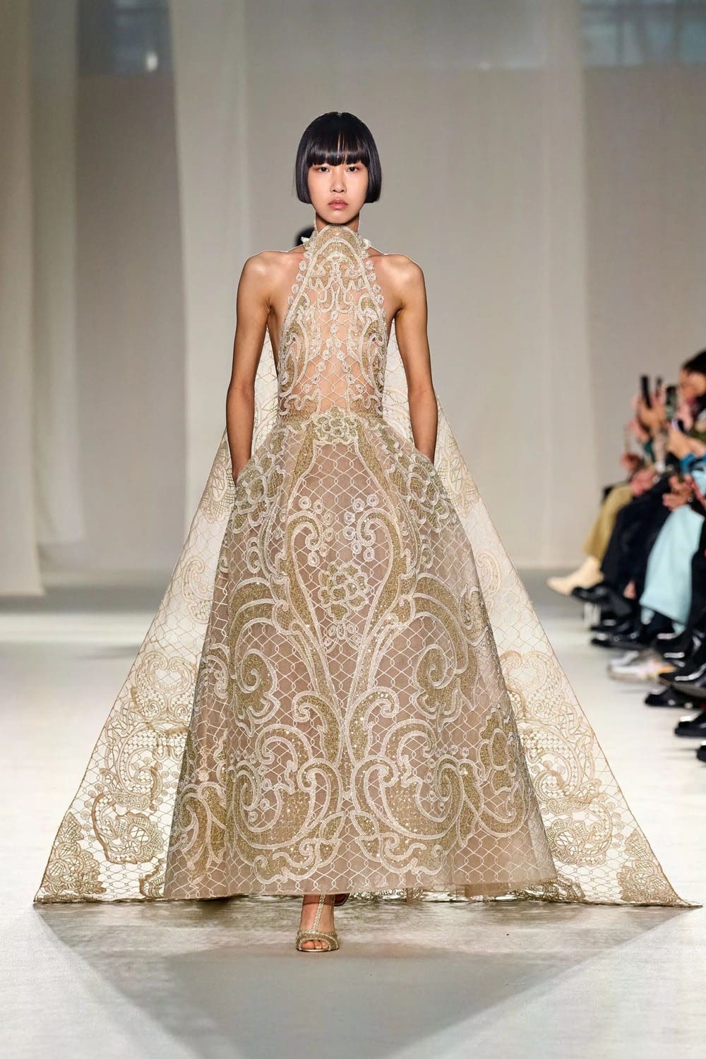 Elie Saab Haute Couture Весна-Лето 2023 Runway Журнал 17
