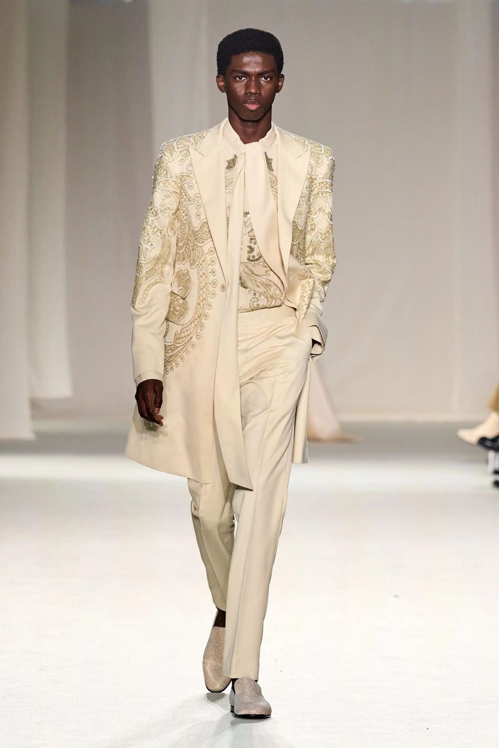 Elie Saab Haute Couture Весна-Лето 2023 Runway Журнал 18
