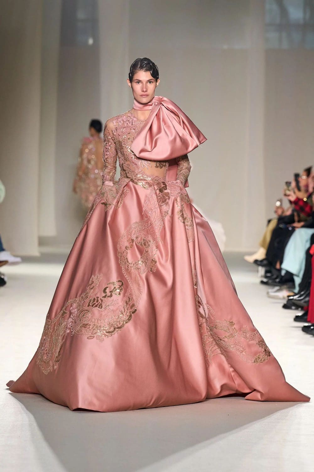 Elie Saab Haute Couture Весна-Лето 2023 Runway Журнал 27