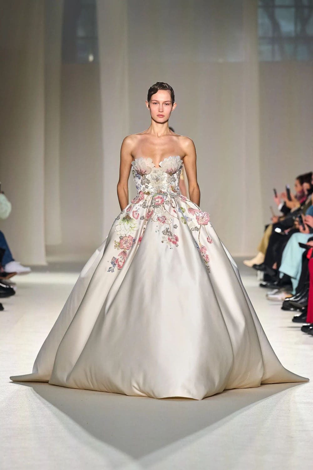 Elie Saab Haute Couture Весна-Лето 2023 Runway Журнал 40