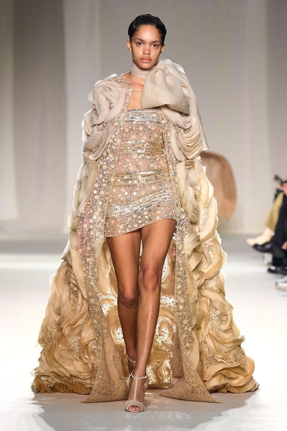 Elie Saab Haute Couture Весна-Лето 2023 Runway Журнал 46