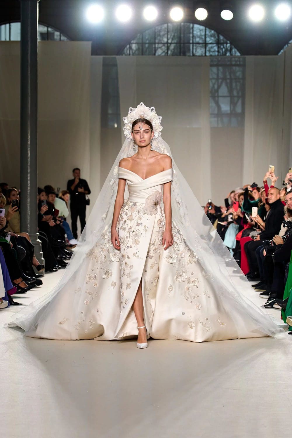 Elie Saab Haute Couture Весна-Лето 2023 Runway Журнал 70