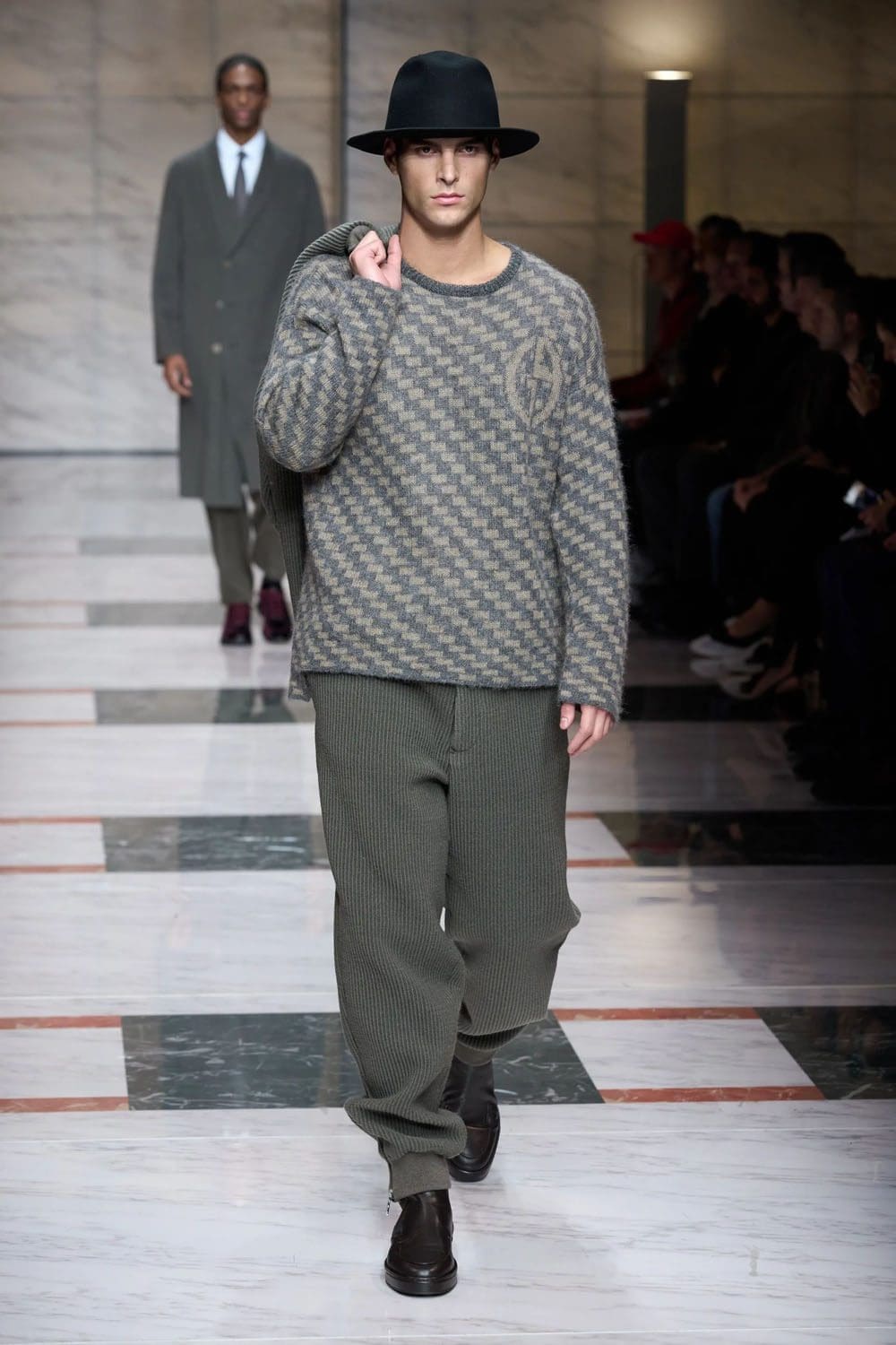 Giorgio Armani Automne Hiver 2023 2024 Mode Homme Runway Magazine 28
