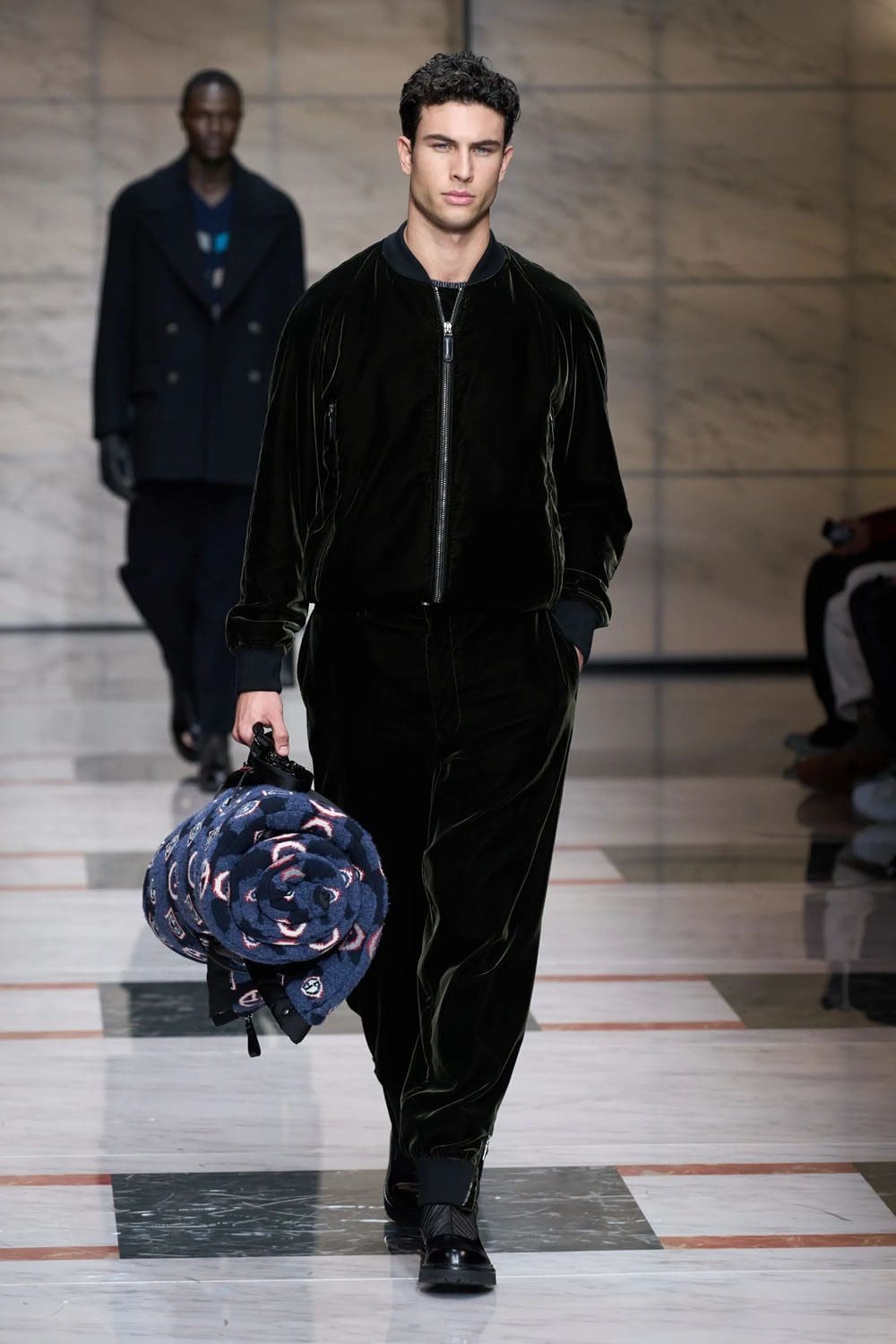 Giorgio Armani Automne Hiver 2023 2024 Mode Homme Runway Magazine 38
