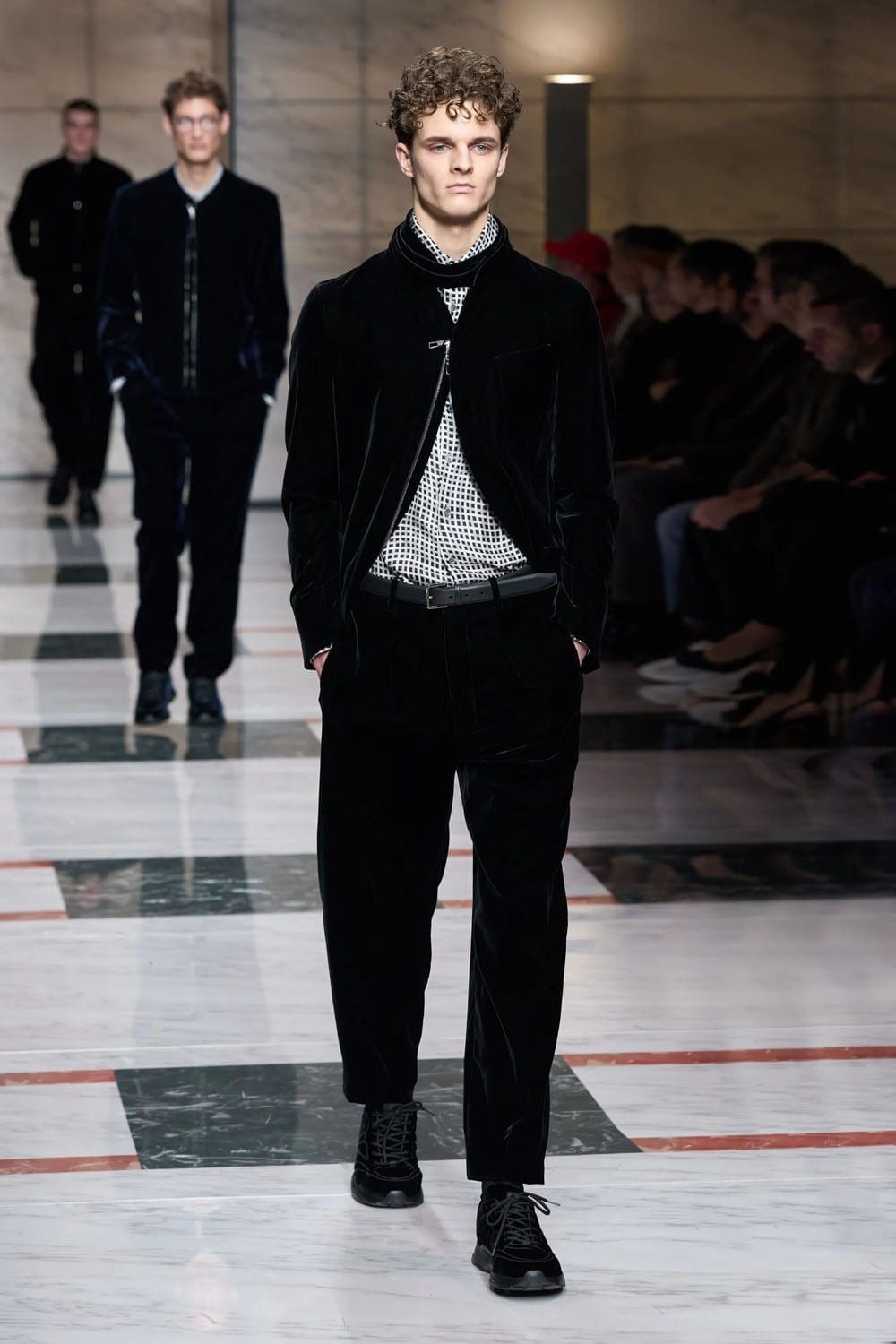 Giorgio Armani Automne Hiver 2023 2024 Mode Homme Runway Magazine 46