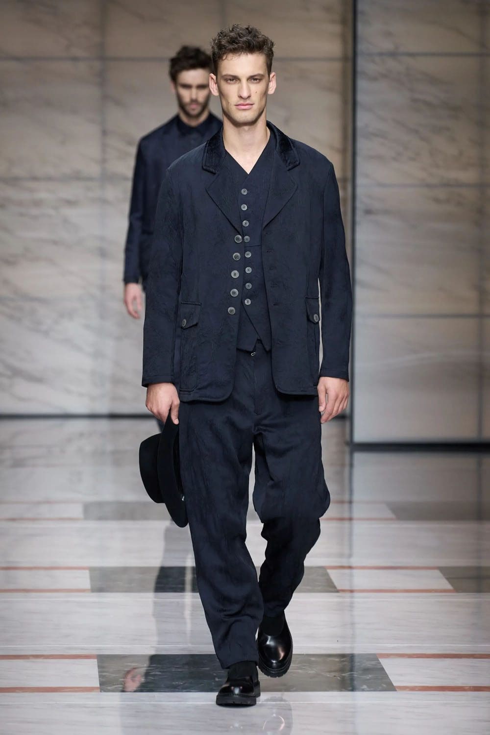 Giorgio Armani Automne Hiver 2023 2024 Mode Homme Runway Magazine 61