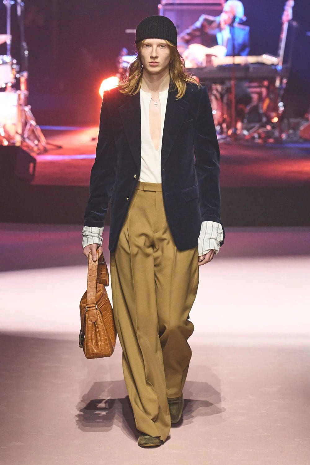 Gucci Осень Зима 2023 2024 Runway Журнал 21