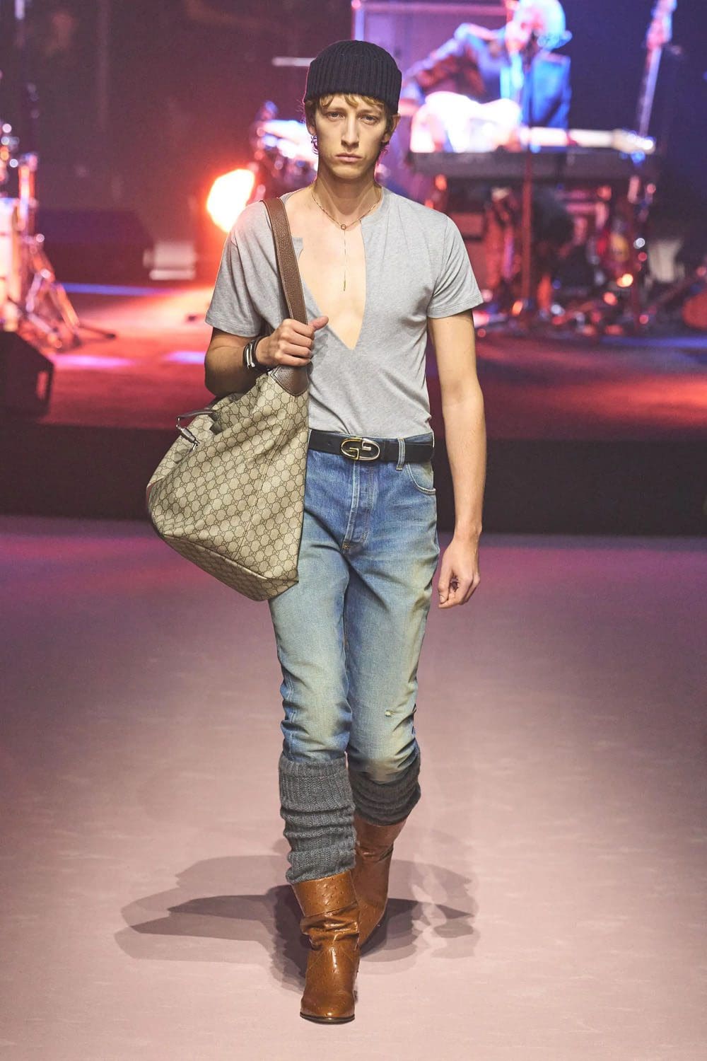 Gucci Осень Зима 2023 2024 Runway Журнал 24