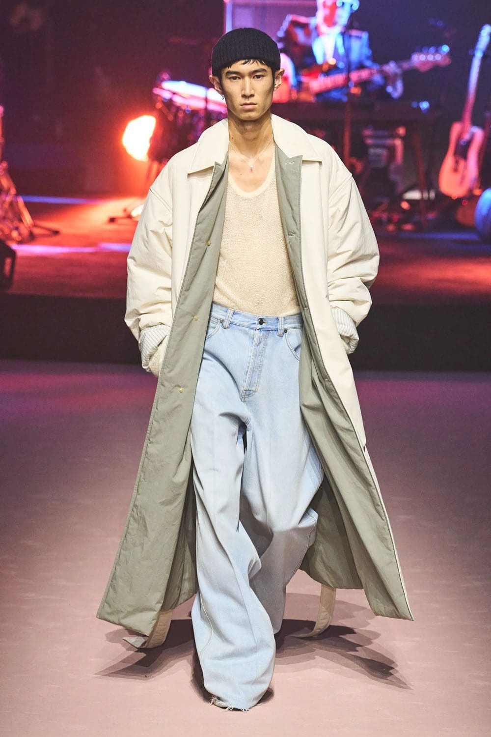 Gucci Осень Зима 2023 2024 Runway Журнал 34
