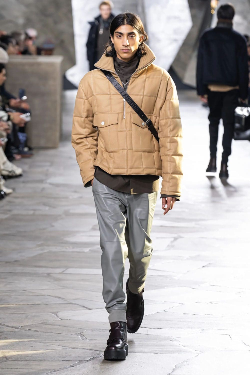 Hermès Automne Hiver 2023 2024 Vêtements pour hommes Runway Magazine 22