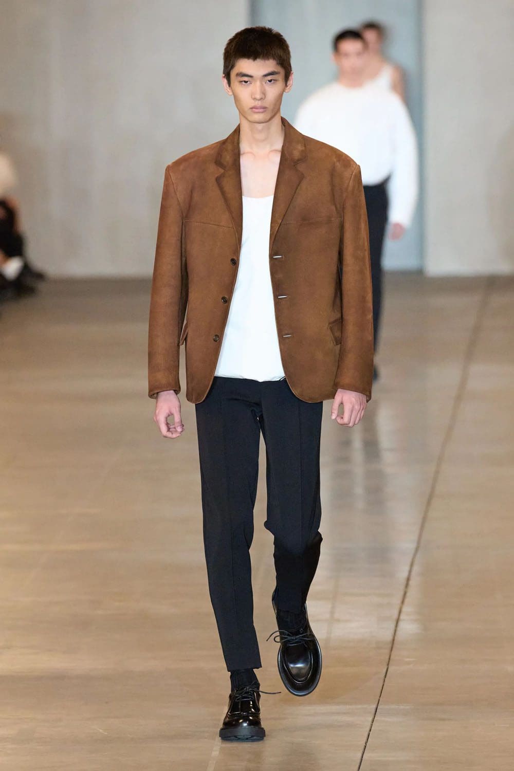 Prada Automne Hiver 2023 2024 Vêtements pour hommes Runway Magazine 14