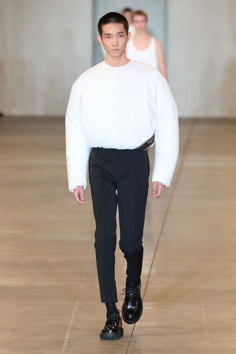 Prada Automne Hiver 2023 2024 Vêtements pour hommes Runway Magazine 15
