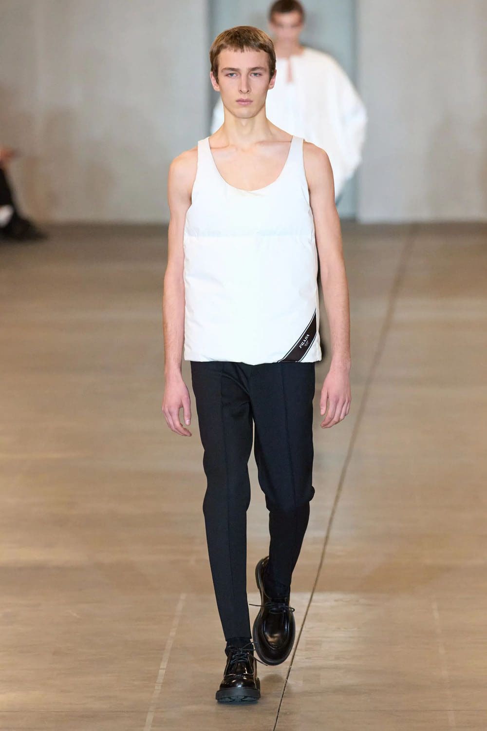 Prada Automne Hiver 2023 2024 Vêtements pour hommes Runway Magazine 16