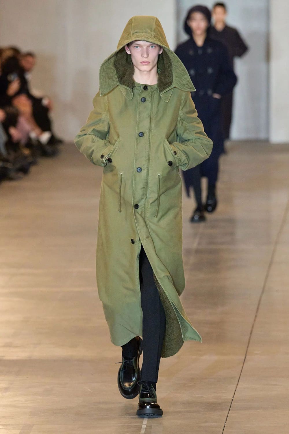Prada Automne Hiver 2023 2024 Vêtements pour hommes Runway Magazine 20