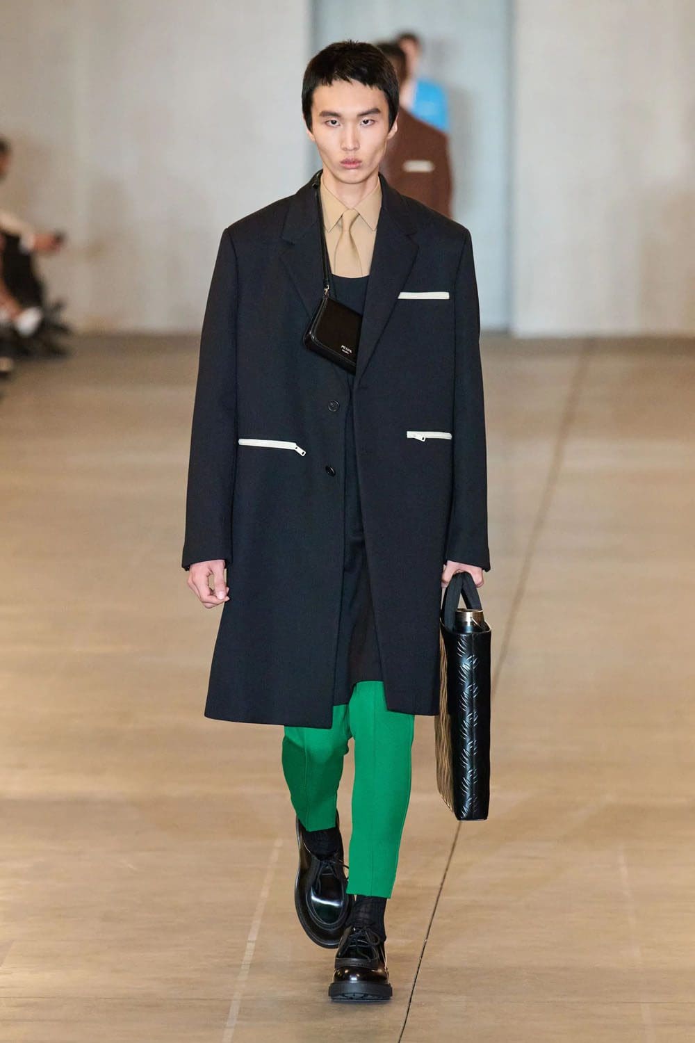 Prada Automne Hiver 2023 2024 Vêtements pour hommes Runway Magazine 33